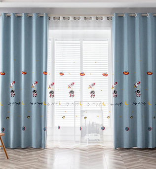 Rideaux pour enfants avec motifs spatiaux astronautes et fusées, parfaits pour décorer une chambre de petit explorateur. Ces rideaux au design ludique et coloré apportent une touche de fantaisie à la pièce, tout en filtrant la lumière. Accessoires idéaux pour stimuler l'imagination et créer une ambiance joyeuse et captivante dans votre intérieur.