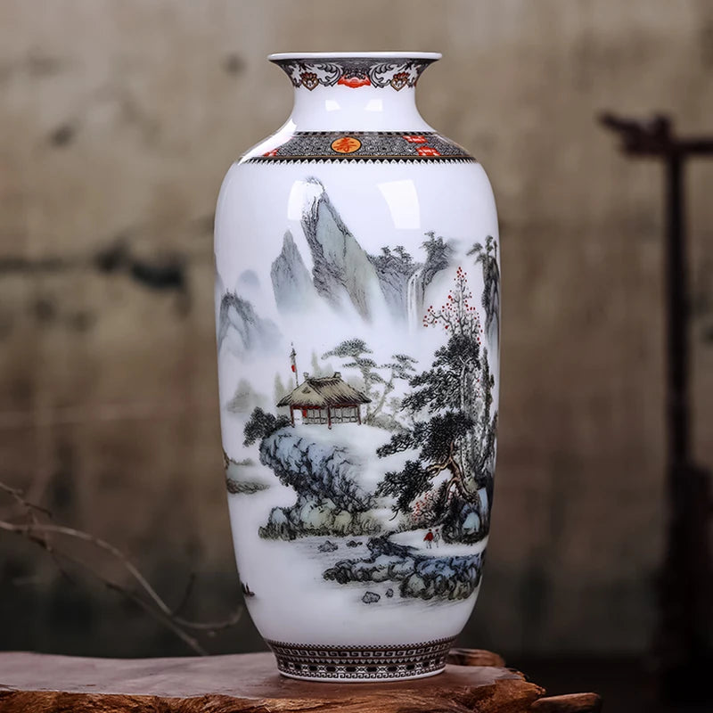 Vase en porcelaine décoré d'un paysage montagneux enneigé avec une petite maison traditionnelle au premier plan.