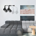 Installation de l'applique murale LED dans un salon moderne