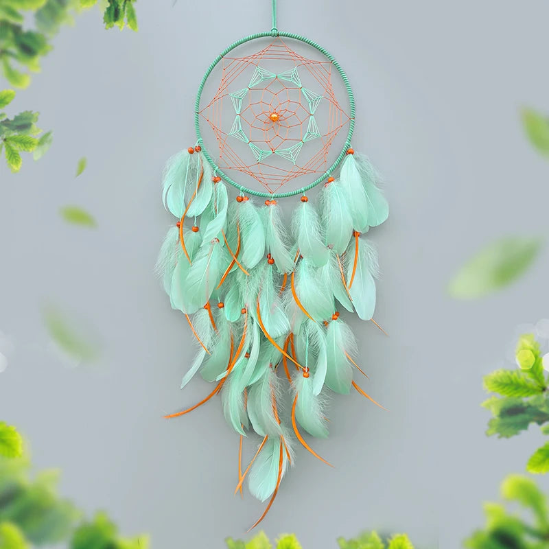 Attrape-rêves suspendu avec des plumes douces et des perles colorées, créant une décoration élégante et apaisante.