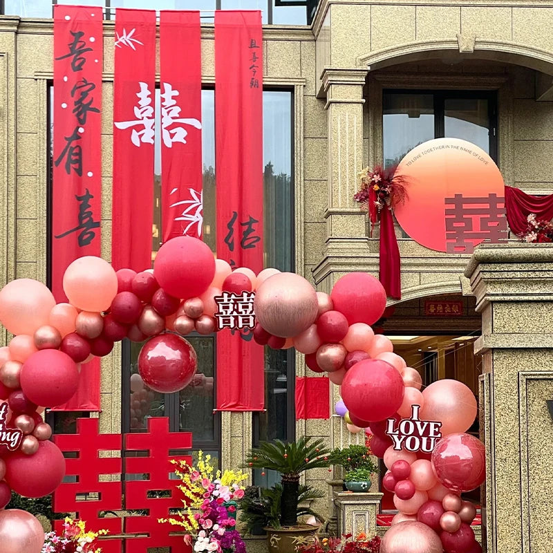 décoration mariage chinois bannière suspendue calligraphie rouge rubans texturés motifs floraux festive