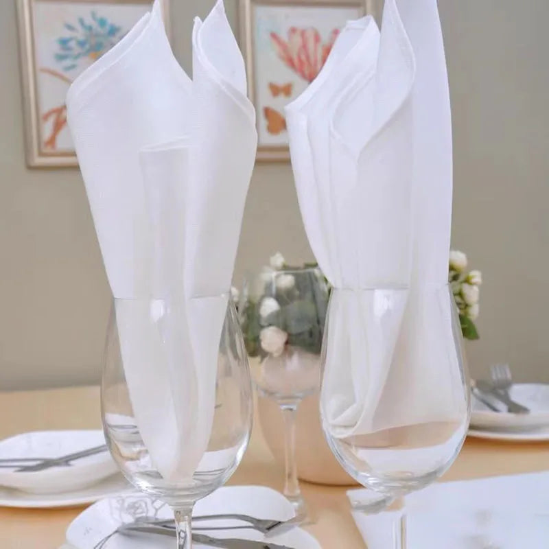 Set de table blanc avec serviettes violettes pour décoration élégante