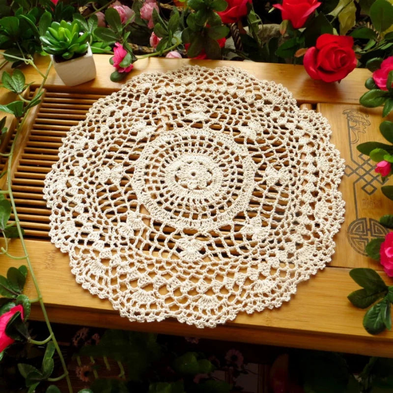 napperon crocheté floral blanc crème beige ajouré semi transparent décoratif vintage table rond