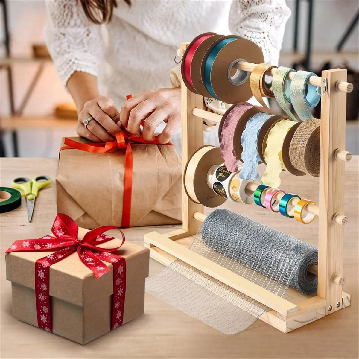porte rubans bois clair rubans variés ciseaux rangement artisanal rustique echangement horizontal