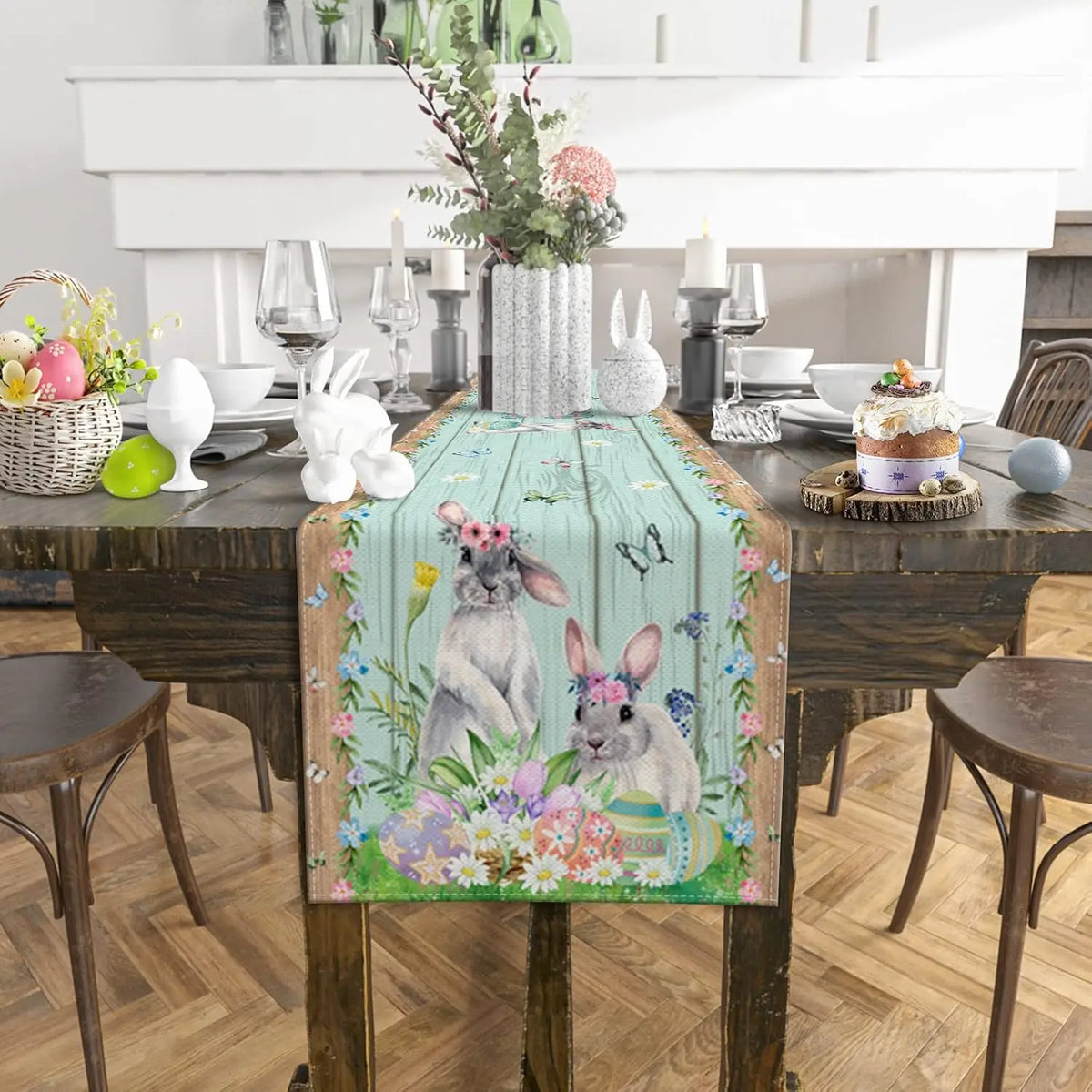 Sur une table en bois rustique, un chemin de table joliment décoré avec des motifs printaniers et des lapins mignons, surmonté d'un bouquet floral et de petites touches décoratives.