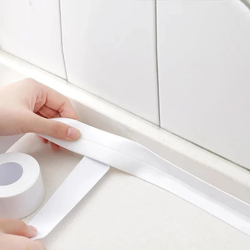 bande étanchéité autoadhésive résistante eau blanc gris moderne minimaliste carreaux veinés ciseaux