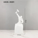 statuette homme musclé marteau résine noire blanche moderne art décoratifintérieur