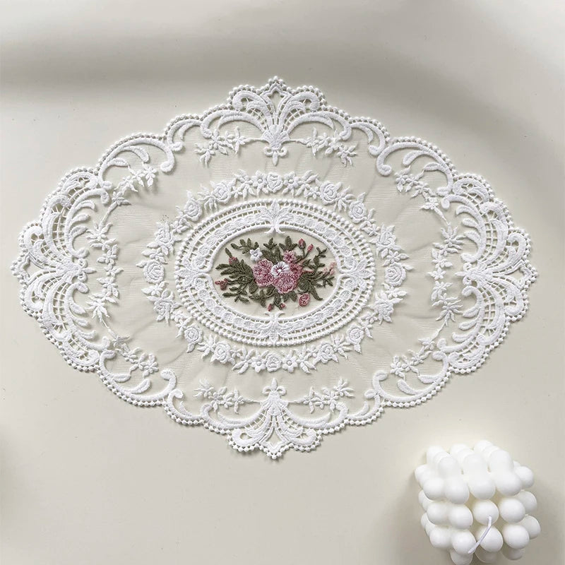 serviettes table brodées dentelle florale classique romantique blanc beige tissu rond opaques