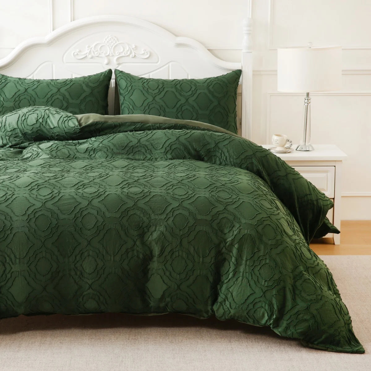 Housse de couette beige dans une chambre décorée style bohème