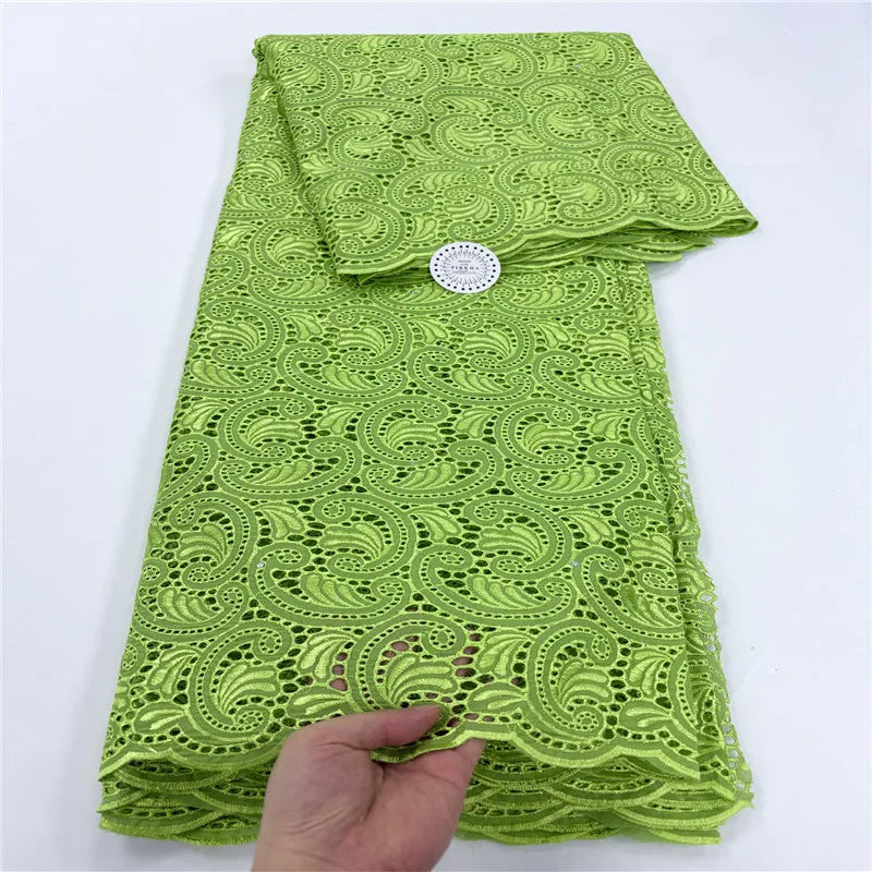 tissu dentelle coton blanc motifs floraux broderie strass robe couture luxe
