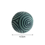 boules décoratives motif gravé spirales lignes horizontales support bois salon entrée table basse