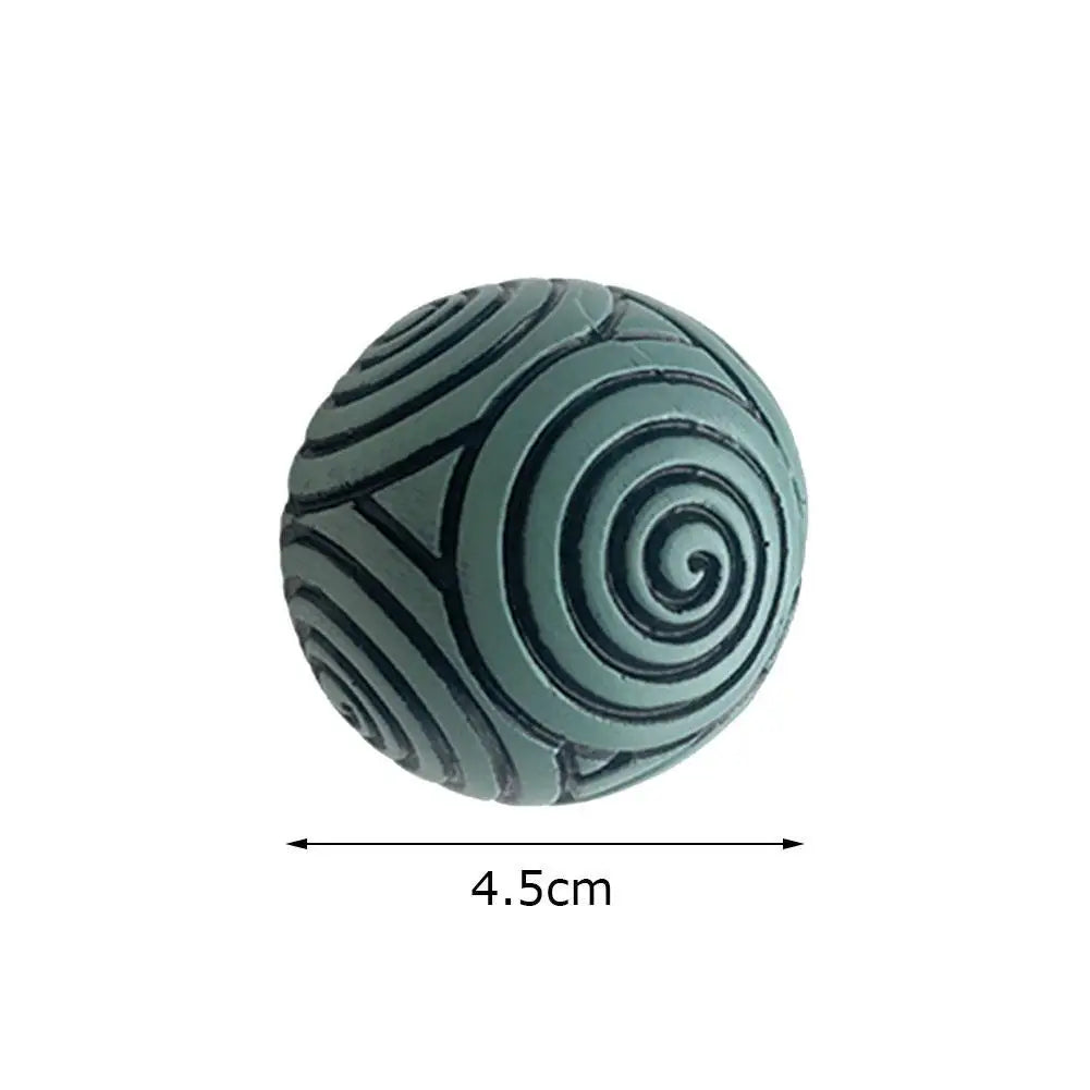 boules décoratives motif gravé spirales lignes horizontales support bois salon entrée table basse