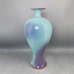 Vase en céramique dans les tons bleus et violets, avec un design élégant et raffiné.