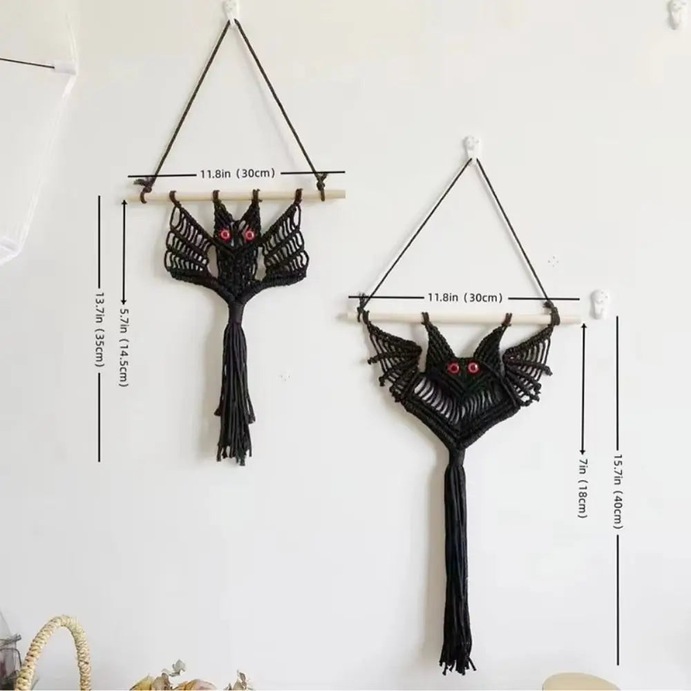 suspension décorative macramé oiseau yeux rouges artisanal noir boho chic barre bois
