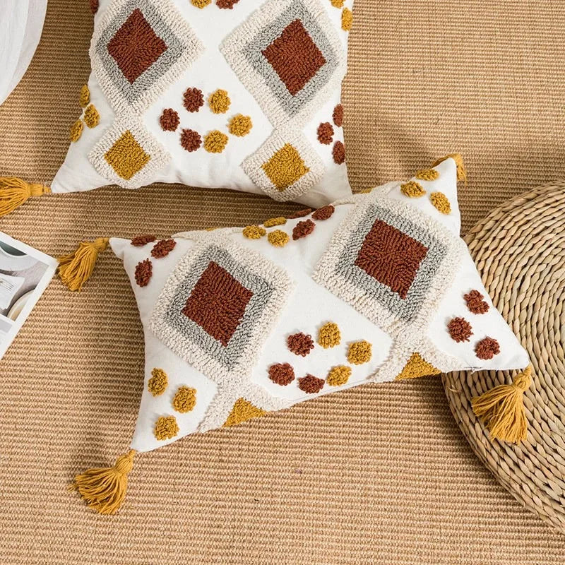 taie d'oreiller géométrique boho chic carrée couleur neutre pompons décoration canapé voiture