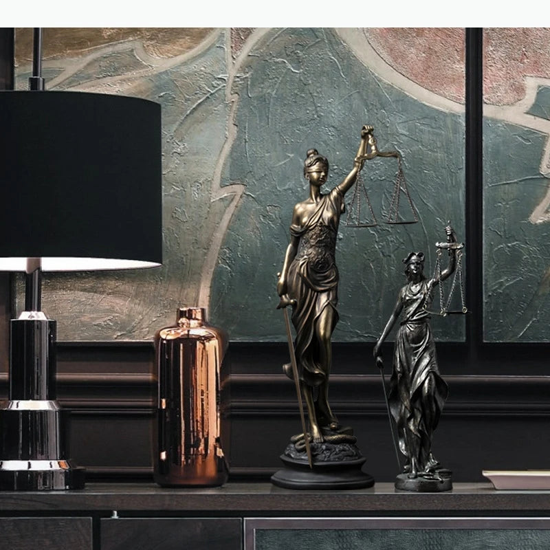 statue justice bronze vert balance épée globe terrestre texture métallique classique décoration intérieure finement