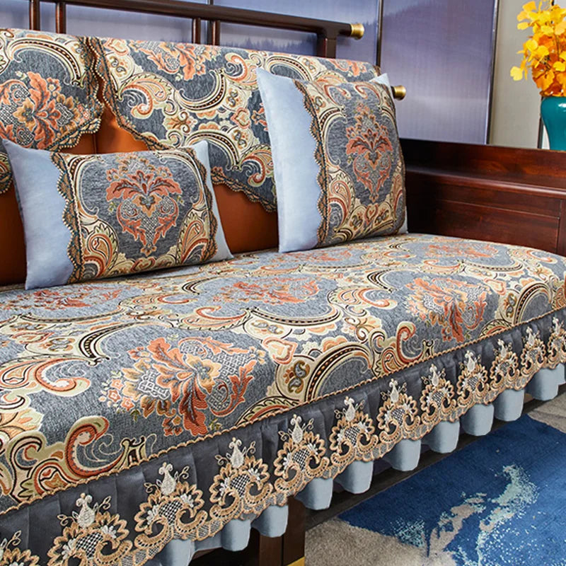 Un mobilier de luxe au design sophistiqué, avec des motifs floraux et des couleurs élégantes, créant une atmosphère chaleureuse et raffinée dans cette pièce d'intérieur.