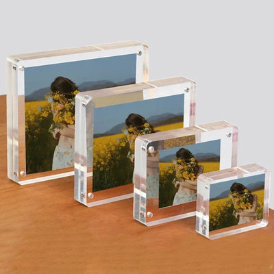 Cadre photo magnétique acrylique transparent sur un mur de bureau