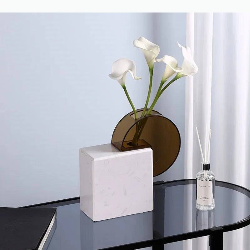 vase moderne marbre blanc veiné vase ambré translucide décoration table géométrique arrangement floral