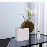 vase moderne marbre blanc veiné vase ambré translucide décoration table géométrique arrangement floral