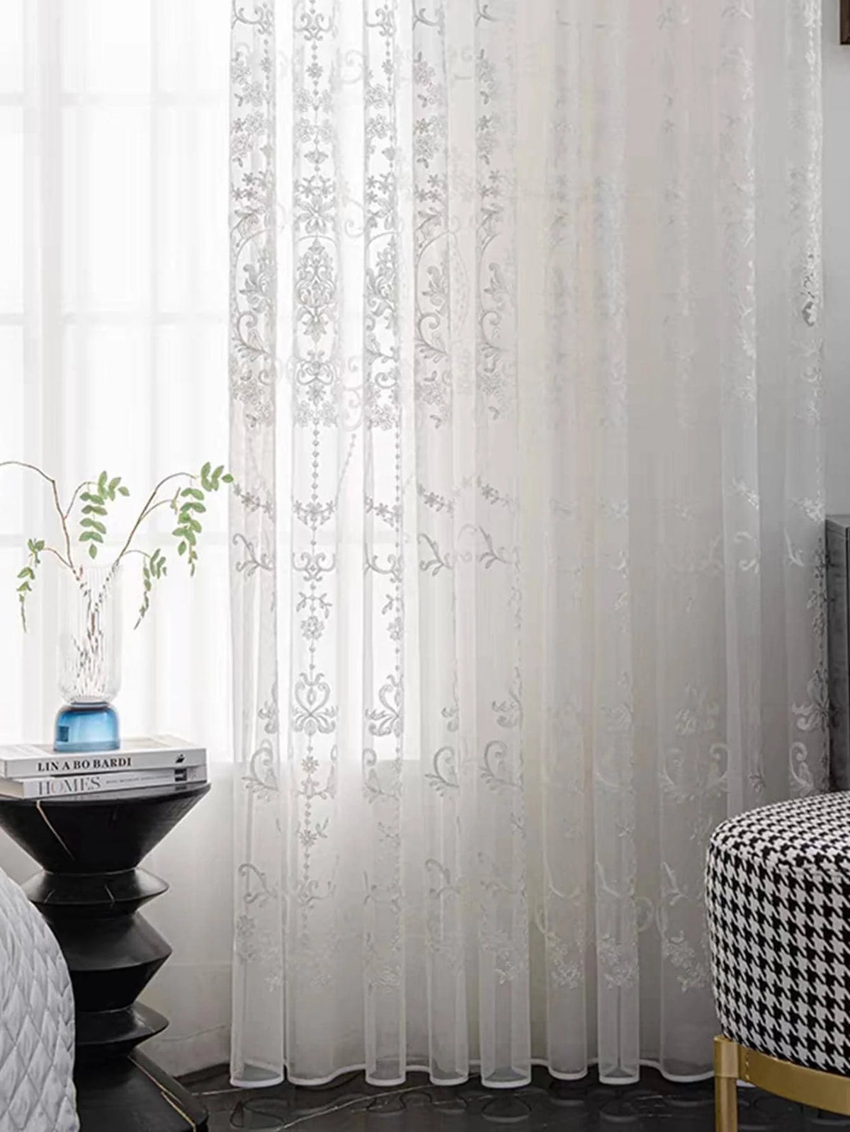 rideaux blancs motifs floraux brodés translucides élégant texture douce