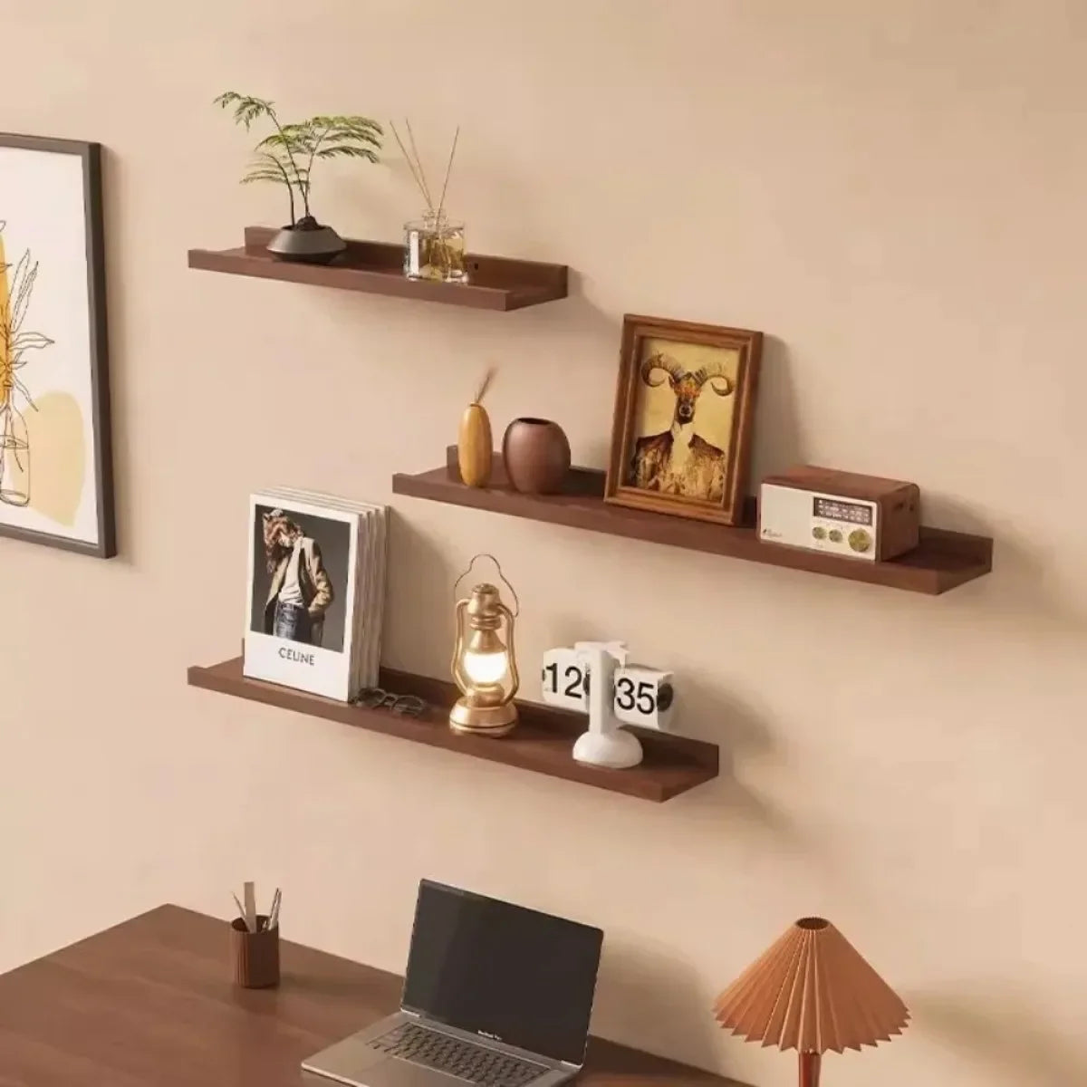 étagères murales chêne naturel bois massif moderne cadre photo lanterne horloge plante vase livre