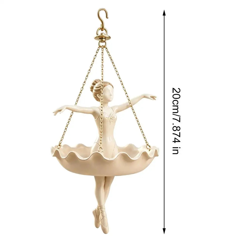 statue danseuse suspendue beige clair robe volants chaînes dorées intérieur romantique classique plante cache