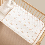 tapis lit enfant moderne rayures animaux ours lapins blanc beige marron vert