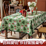 La nappe de table ornée de motifs de sapins de Noël et de Pères Noël crée une ambiance festive et chaleureuse pour le dîner de Noël.