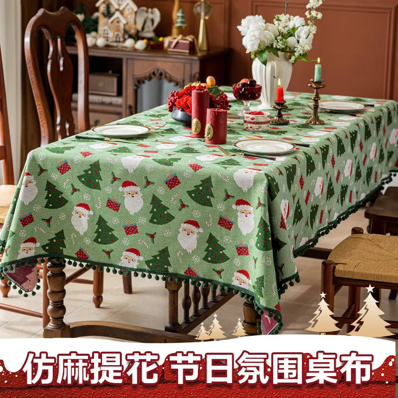 La nappe de table ornée de motifs de sapins de Noël et de Pères Noël crée une ambiance festive et chaleureuse pour le dîner de Noël.