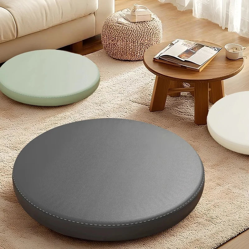 Coussin de chaise rond en cuir synthétique bleu sur une chaise de bureau