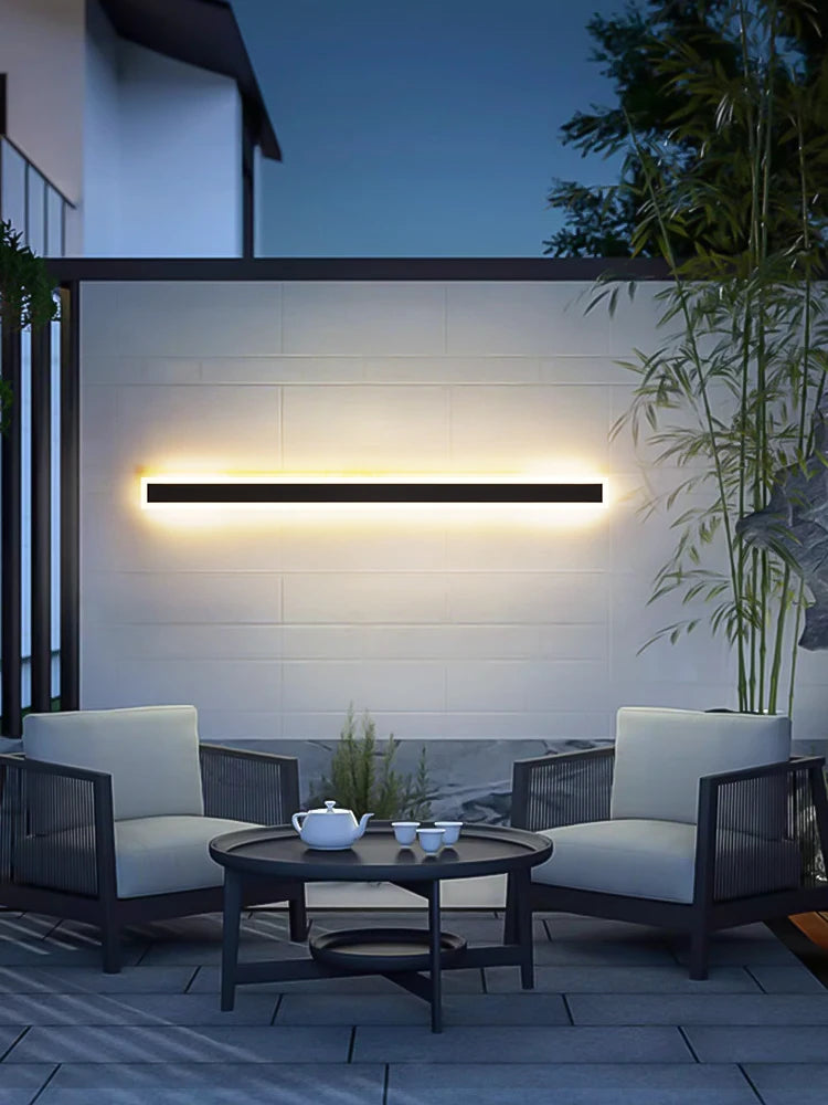 Applique murale LED allumée en lumière chaude dans un salon moderne