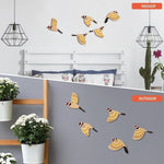 Installation de la tenture murale oiseaux dans un salon moderne