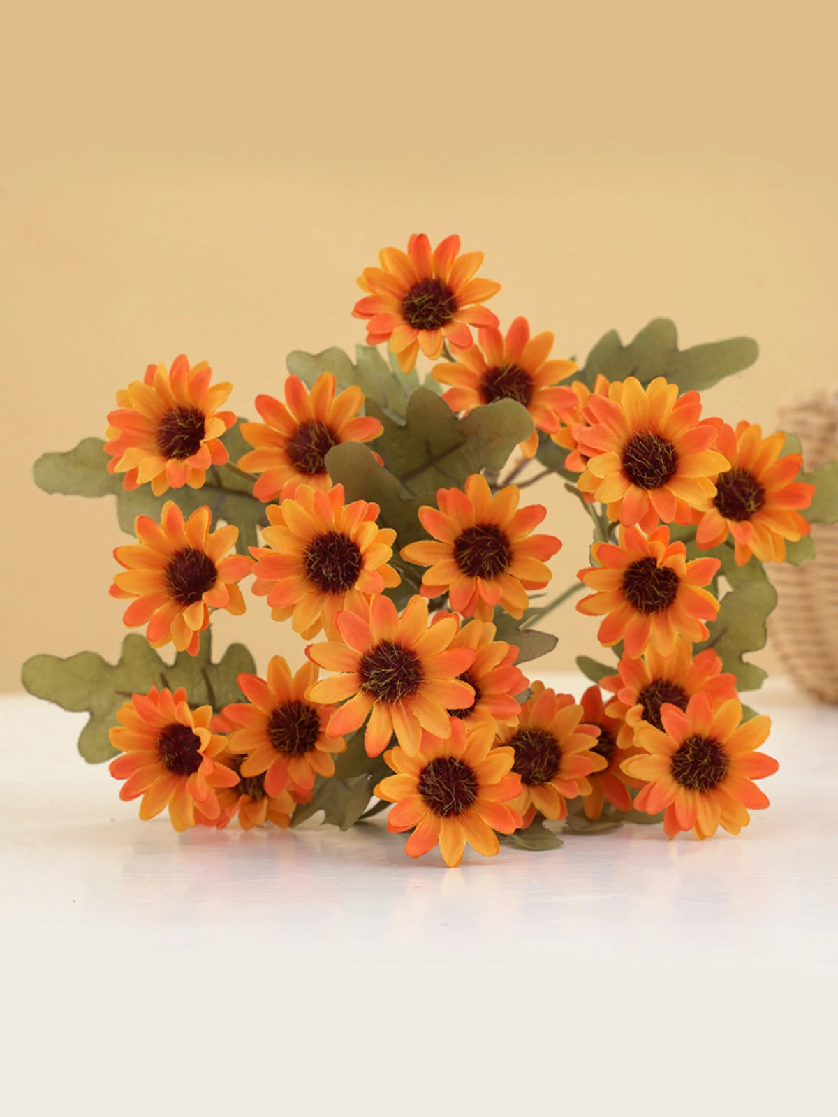 bouquet marguerites soie orange jaune rose blanc vase blanc moderne décoration intérieur mariage