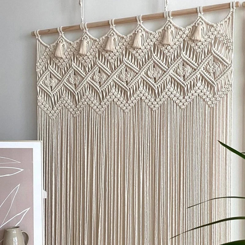 Tapisserie murale en macramé dans une chambre à coucher