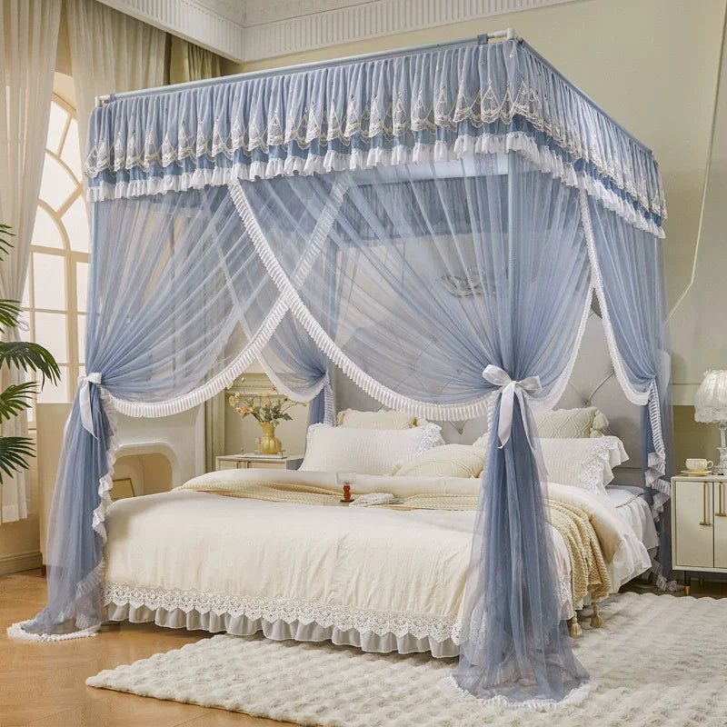 Un lit à baldaquin magnifique avec des rideaux bleu clair élégants et une literie blanche luxueuse, créant une atmosphère de chambre à coucher charmante et romantique.