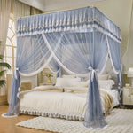 Un lit à baldaquin magnifique avec des rideaux bleu clair élégants et une literie blanche luxueuse, créant une atmosphère de chambre à coucher charmante et romantique.