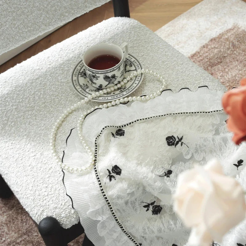 nappe table dentelle roses noires classique blanc decoration mariage romantique fleur table bassereuse