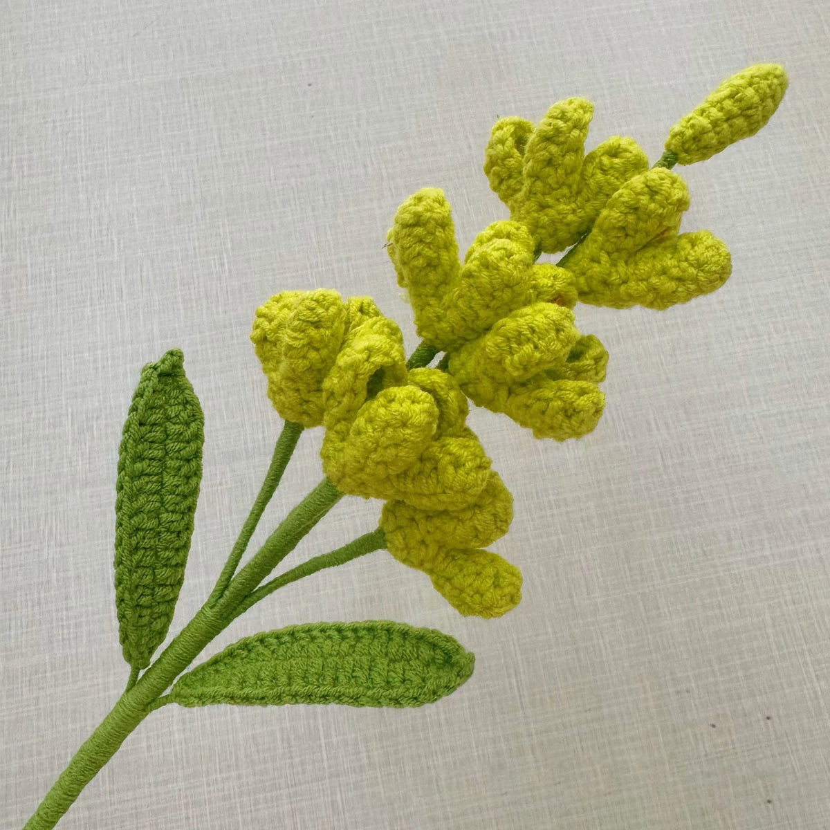 décoration intérieure multicolore fleurs tricotées artisanale jaune vert rose blanc violet tricot