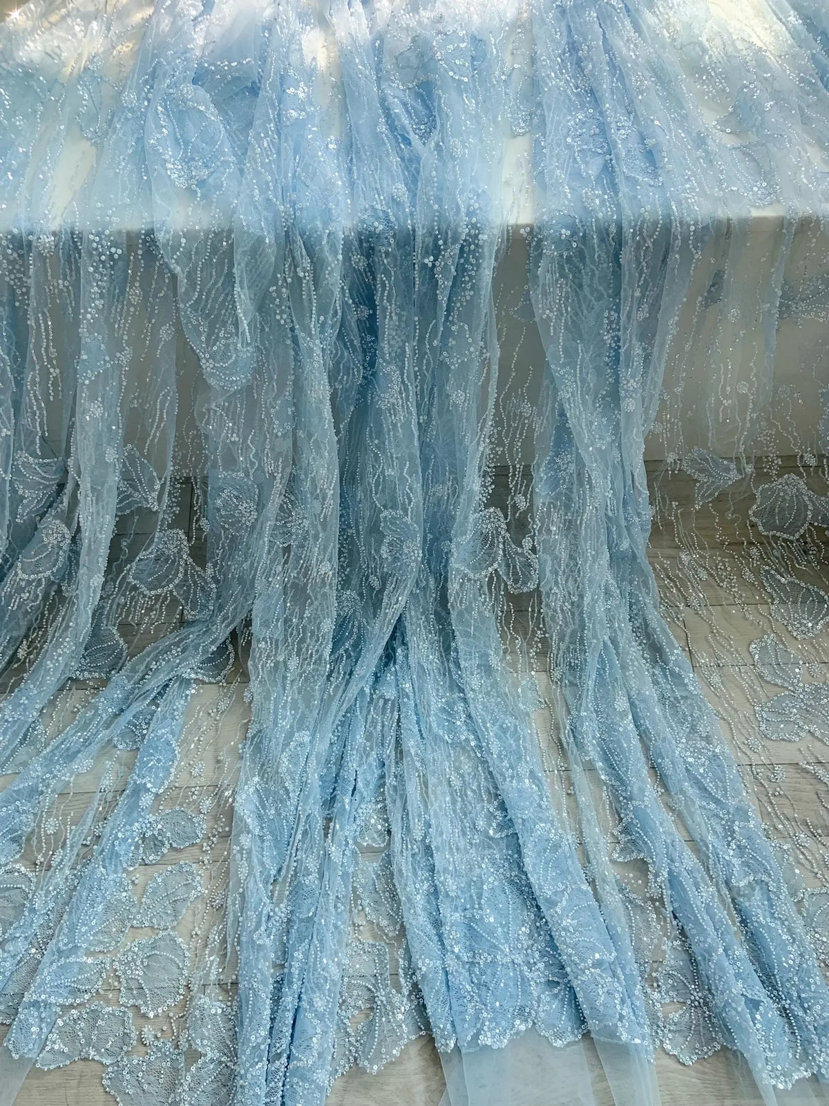 tissu dentelle broderie bleu clair élégant translucide polyester nylon large