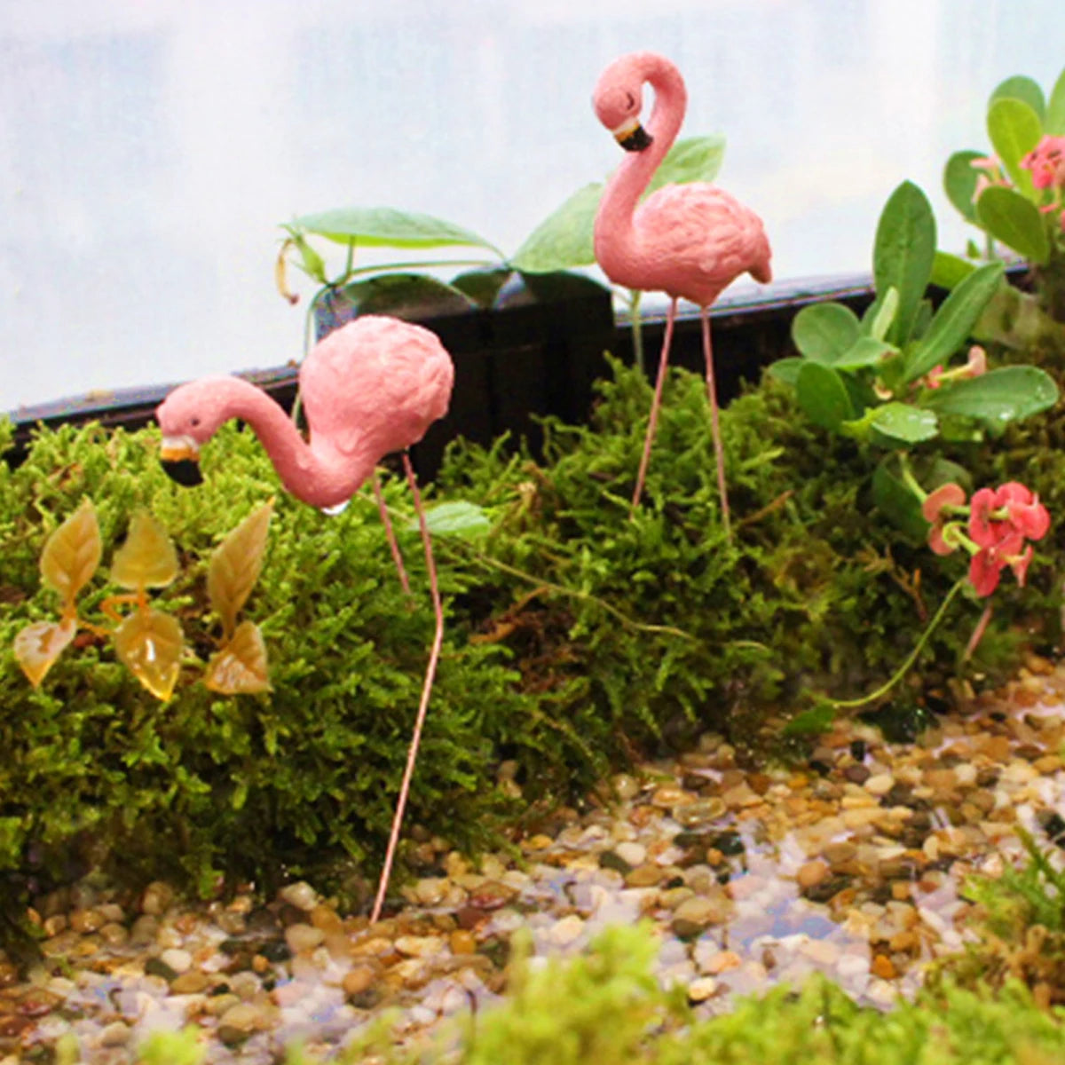 statuettes flamands roses résine détails fins tiges métalliques décoration jardin terrarium kitschextérieur