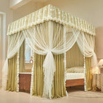 Un lit à baldaquin élégant et luxueux, avec des rideaux en dentelle blanche et des tentures dorées créant une ambiance chaleureuse et féminine dans cette chambre.