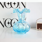 vase moderne transparent motifs floraux blanc rose bleu violet élégant décoration table arrangement floral
