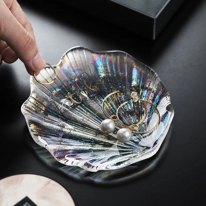assiette coquillage transparent effet iridescent blanches moderne pince bijoux dorée diamètre 30cm