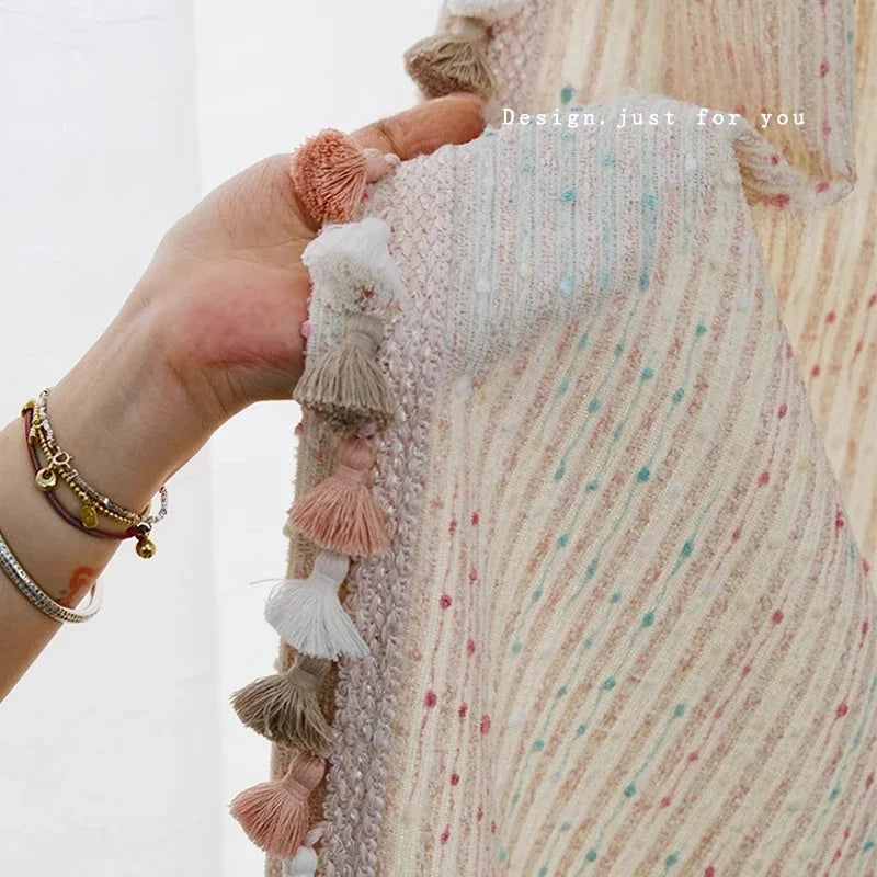 rideau moderne beige rose pâle bleu clair plissé tulle translucide boules pompons fenêtre