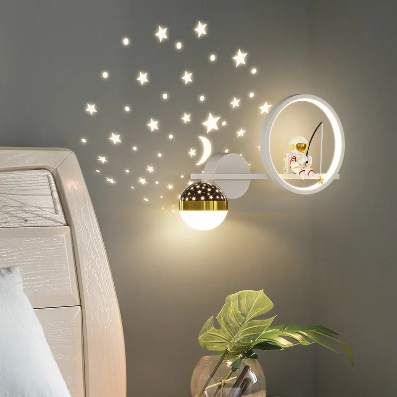 lampe murale moderne or noir blanc support sphère lumineuse figurine étude chambre entrée