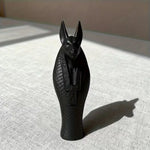 statue égyptienne anubis noir or texture quadrillée décoration salon chambre coucher