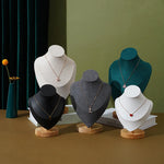 colliers modernes soie noir blanc vert cadre cuir bois affichage bijoux pendentifs cou