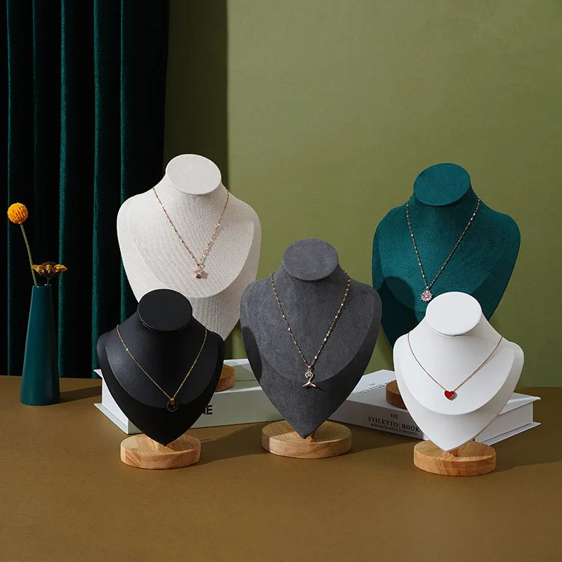 colliers modernes soie noir blanc vert cadre cuir bois affichage bijoux pendentifs cou