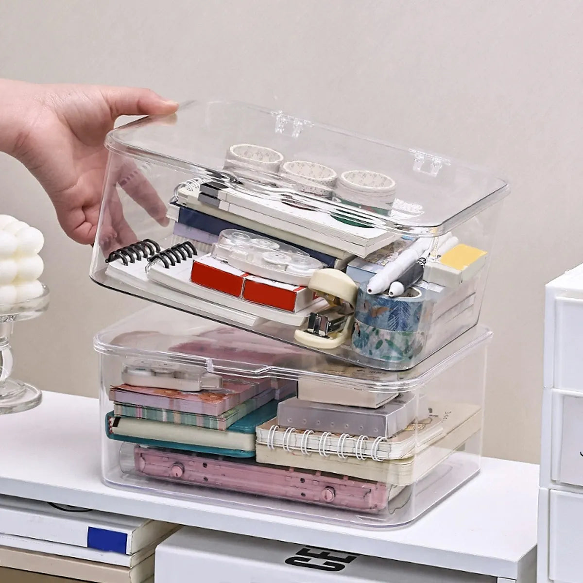 boîte rangement transparente moderne poignées stylos épingles rubans adhésifs clous carnet organisateur minimaliste